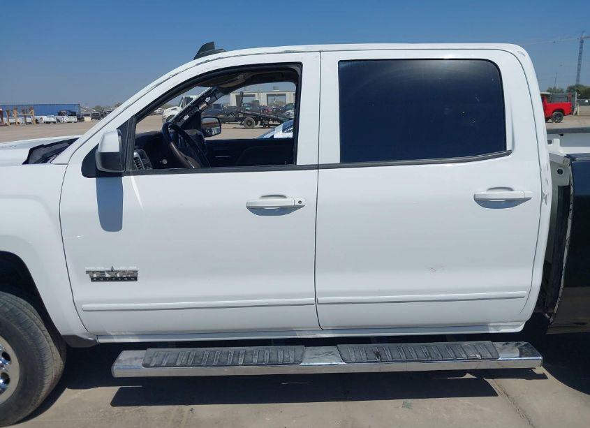 Photo 15 of 2018 Chevrolet Silverado 1500 2LT (VIN 3GCUKREC6JG380073)