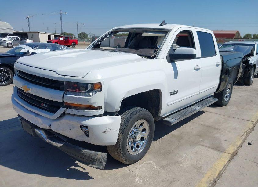 Photo 2 of 2018 Chevrolet Silverado 1500 2LT (VIN 3GCUKREC6JG380073)