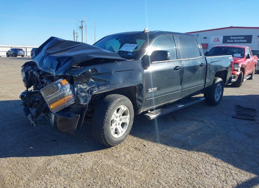 Photo 2 of 2018 Chevrolet Silverado 1500 2LT (VIN 3GCUKREC6JG426498)
