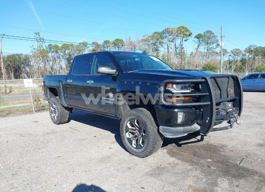 2018 Chevrolet Silverado 1500 2LT (VIN 3GCUKREC6JG466743) main photo