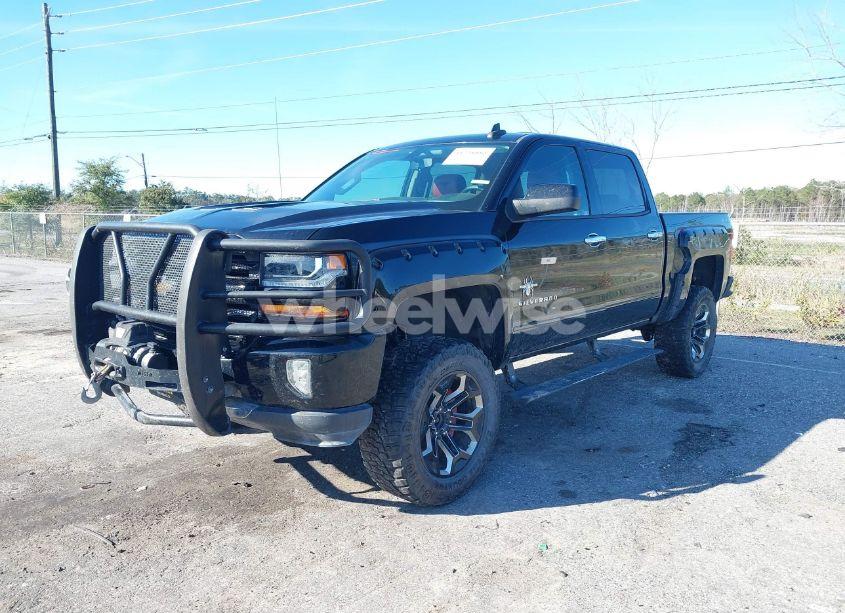 Photo 2 of 2018 Chevrolet Silverado 1500 2LT (VIN 3GCUKREC6JG466743)