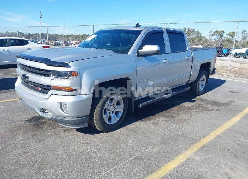 Photo 2 of 2018 Chevrolet Silverado 1500 2LT (VIN 3GCUKREC6JG508117)