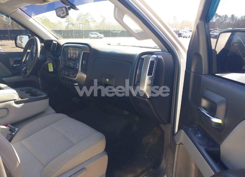 Photo 5 of 2018 Chevrolet Silverado 1500 2LT (VIN 3GCUKREC6JG508117)