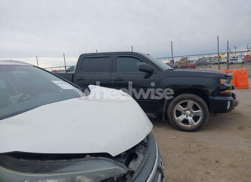 Photo 14 of 2018 Chevrolet Silverado 1500 2LT (VIN 3GCUKREC6JG530621)