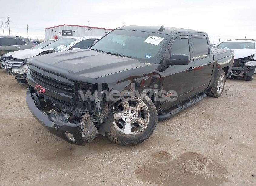 Photo 2 of 2018 Chevrolet Silverado 1500 2LT (VIN 3GCUKREC6JG530621)