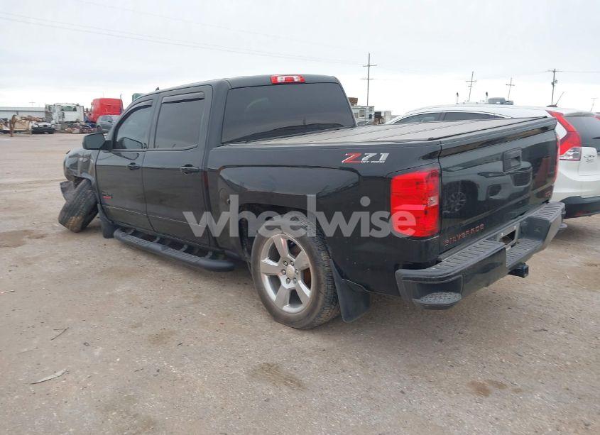 Photo 3 of 2018 Chevrolet Silverado 1500 2LT (VIN 3GCUKREC6JG530621)