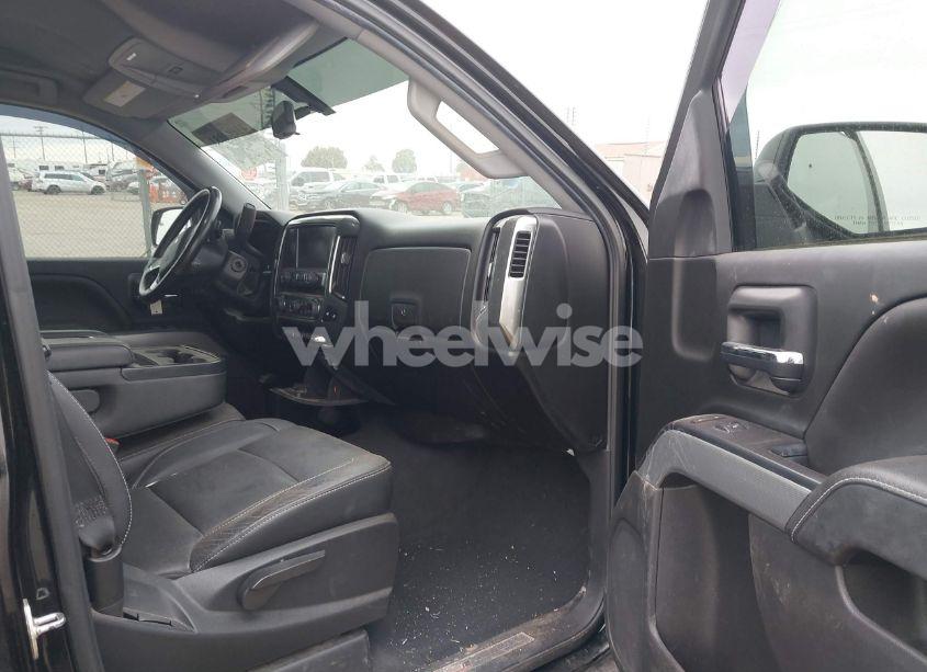 Photo 5 of 2018 Chevrolet Silverado 1500 2LT (VIN 3GCUKREC6JG530621)