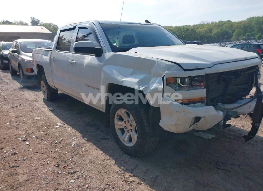 2018 Chevrolet Silverado 1500 2LT (VIN 3GCUKREC6JG533325) main photo