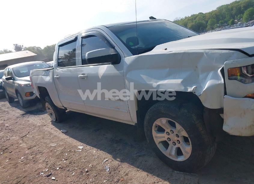 Photo 14 of 2018 Chevrolet Silverado 1500 2LT (VIN 3GCUKREC6JG533325)