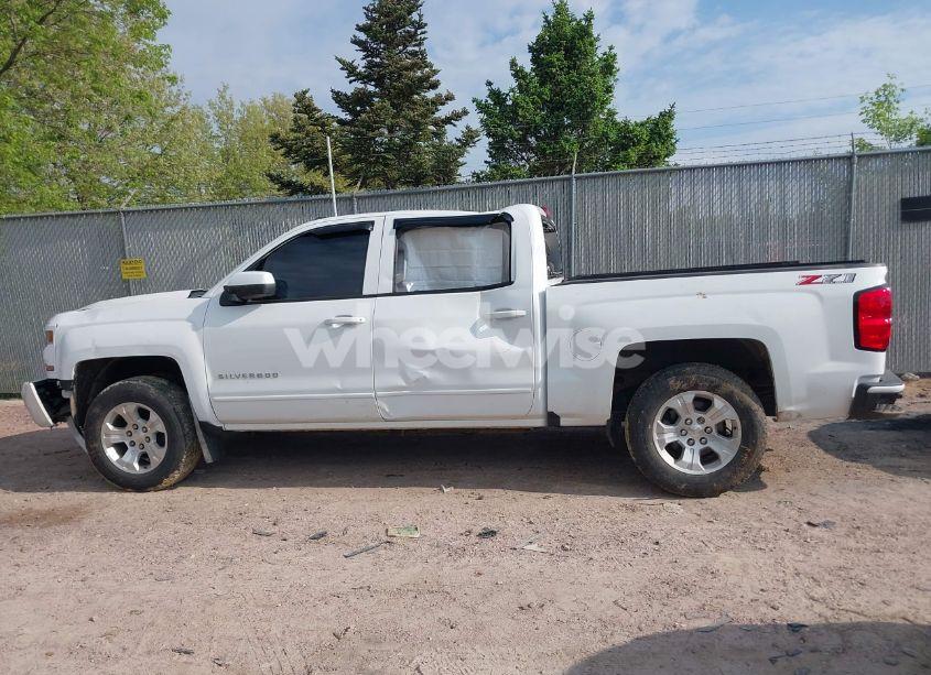 Photo 15 of 2018 Chevrolet Silverado 1500 2LT (VIN 3GCUKREC6JG533325)