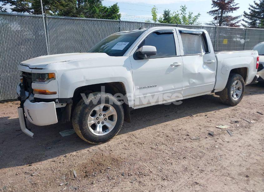 Photo 2 of 2018 Chevrolet Silverado 1500 2LT (VIN 3GCUKREC6JG533325)