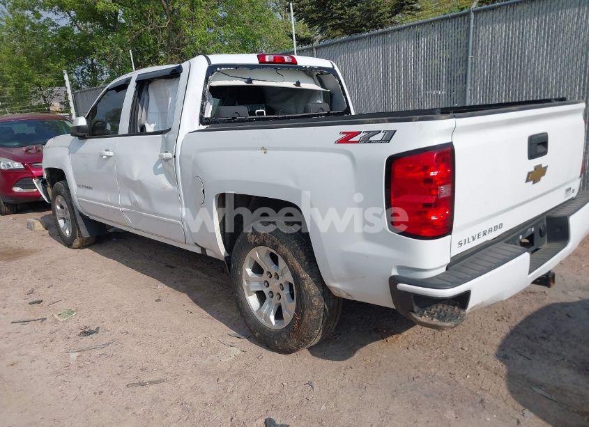 Photo 3 of 2018 Chevrolet Silverado 1500 2LT (VIN 3GCUKREC6JG533325)