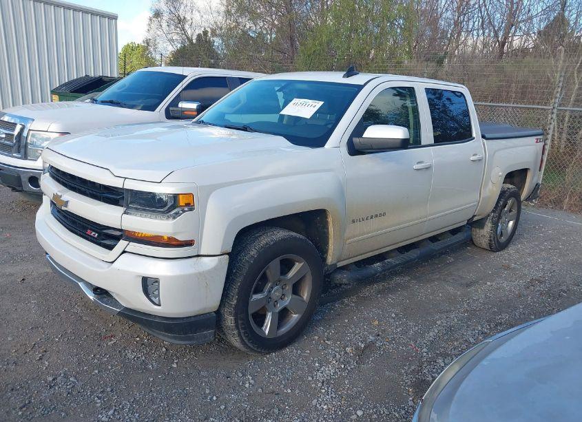 Photo 2 of 2018 Chevrolet Silverado 1500 2LT (VIN 3GCUKREC6JG547189)