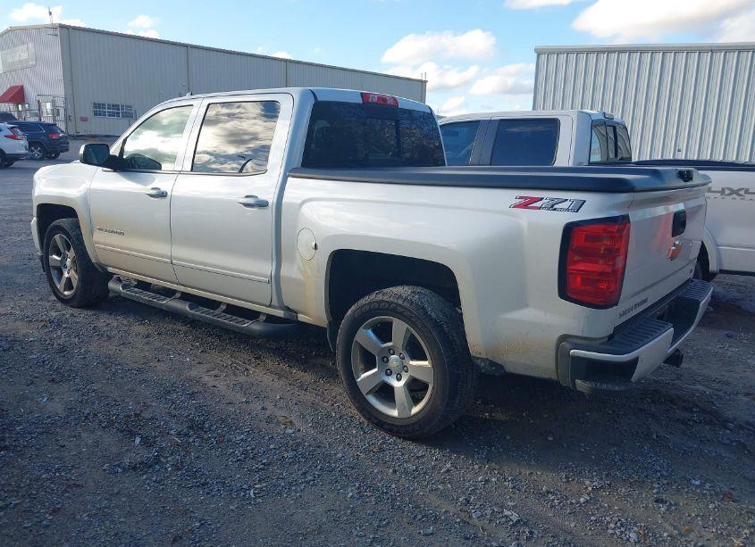 Photo 3 of 2018 Chevrolet Silverado 1500 2LT (VIN 3GCUKREC6JG547189)