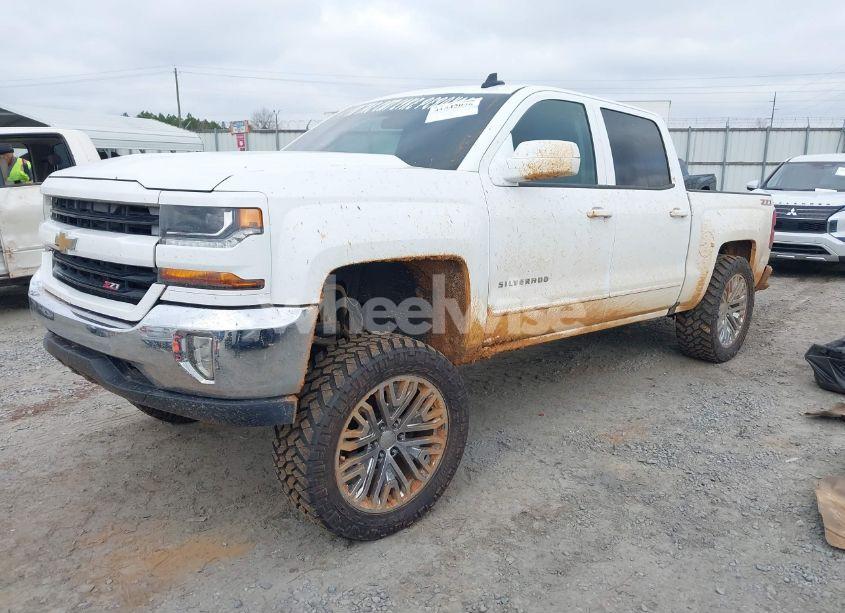Photo 2 of 2017 Chevrolet Silverado 1500 2LT (VIN 3GCUKREC7HG100199)