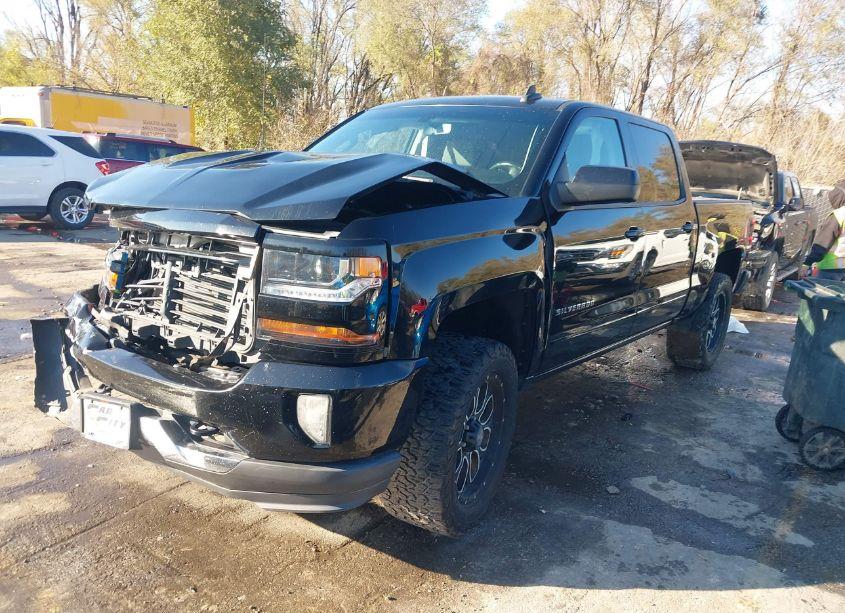 Photo 2 of 2017 Chevrolet Silverado 1500 2LT (VIN 3GCUKREC7HG160404)