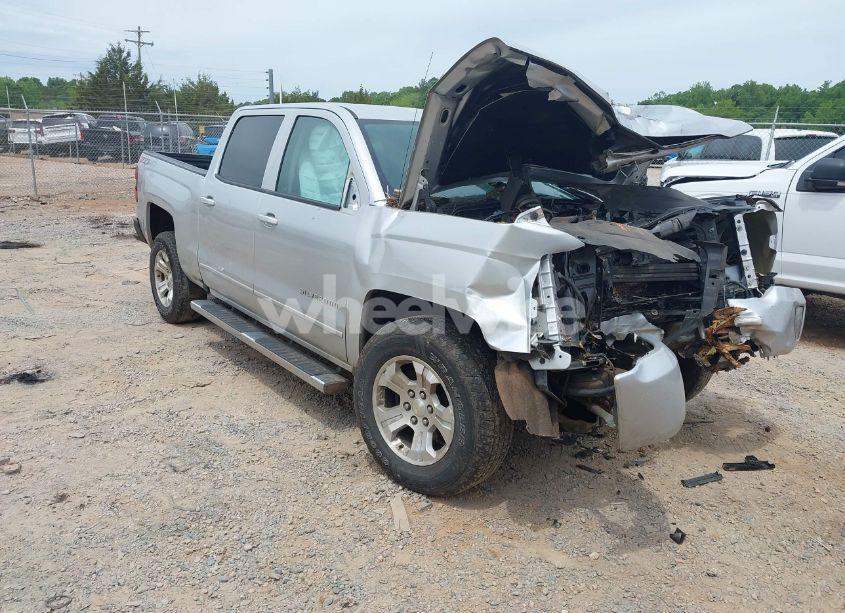 2018 Chevrolet Silverado 1500 2LT (VIN 3GCUKREC7JG390563) main photo