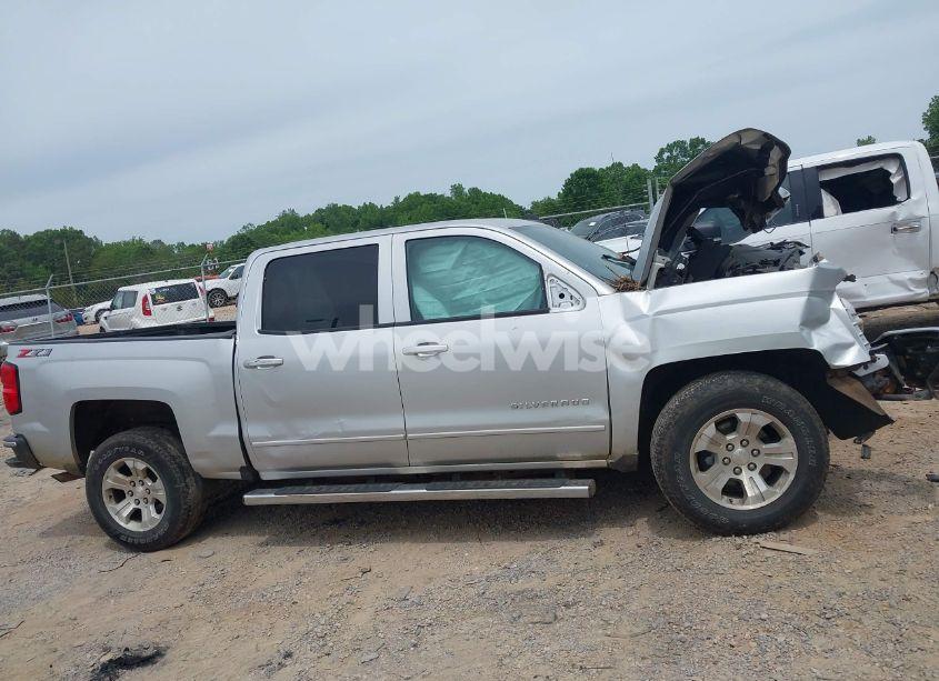 Photo 13 of 2018 Chevrolet Silverado 1500 2LT (VIN 3GCUKREC7JG390563)