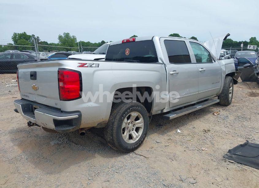 Photo 4 of 2018 Chevrolet Silverado 1500 2LT (VIN 3GCUKREC7JG390563)
