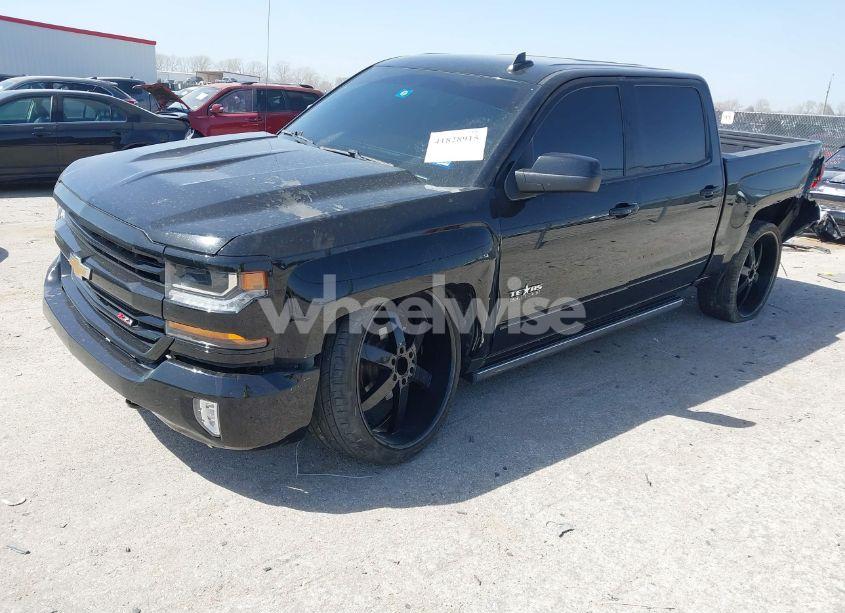Photo 2 of 2018 Chevrolet Silverado 1500 2LT (VIN 3GCUKREC7JG498035)