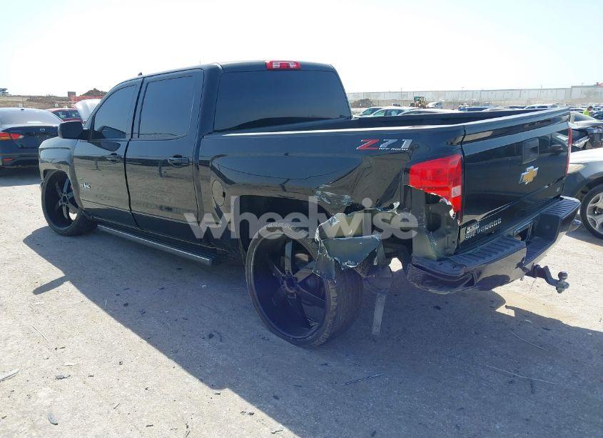 Photo 3 of 2018 Chevrolet Silverado 1500 2LT (VIN 3GCUKREC7JG498035)