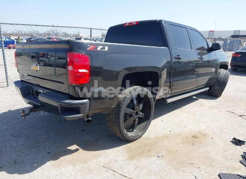 Photo 4 of 2018 Chevrolet Silverado 1500 2LT (VIN 3GCUKREC7JG498035)