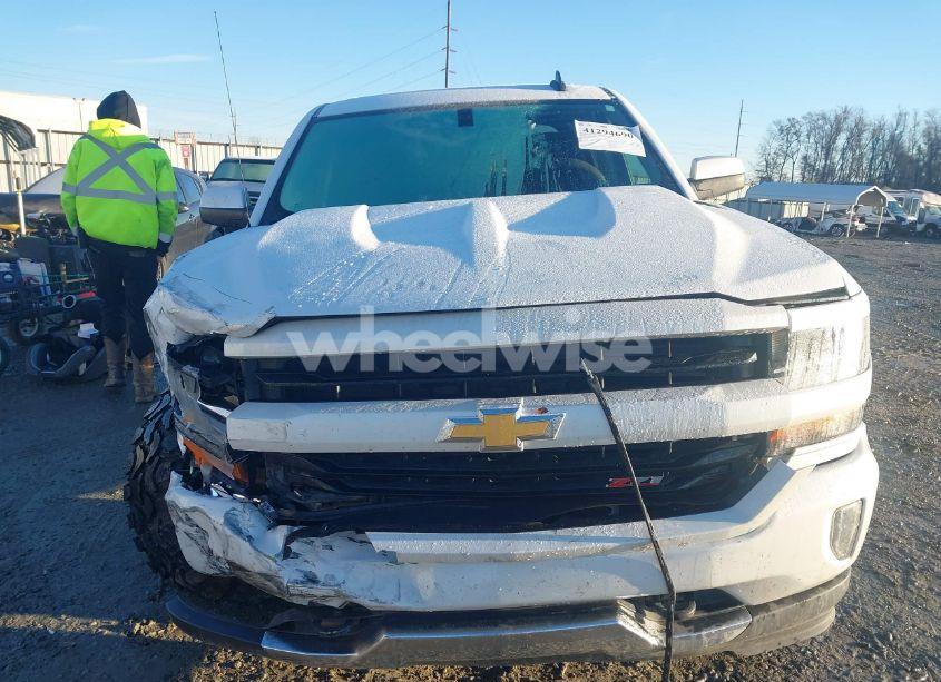 Photo 12 of 2018 Chevrolet Silverado 1500 2LT (VIN 3GCUKREC7JG502780)