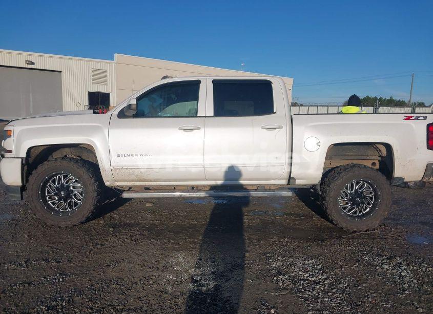 Photo 14 of 2018 Chevrolet Silverado 1500 2LT (VIN 3GCUKREC7JG502780)