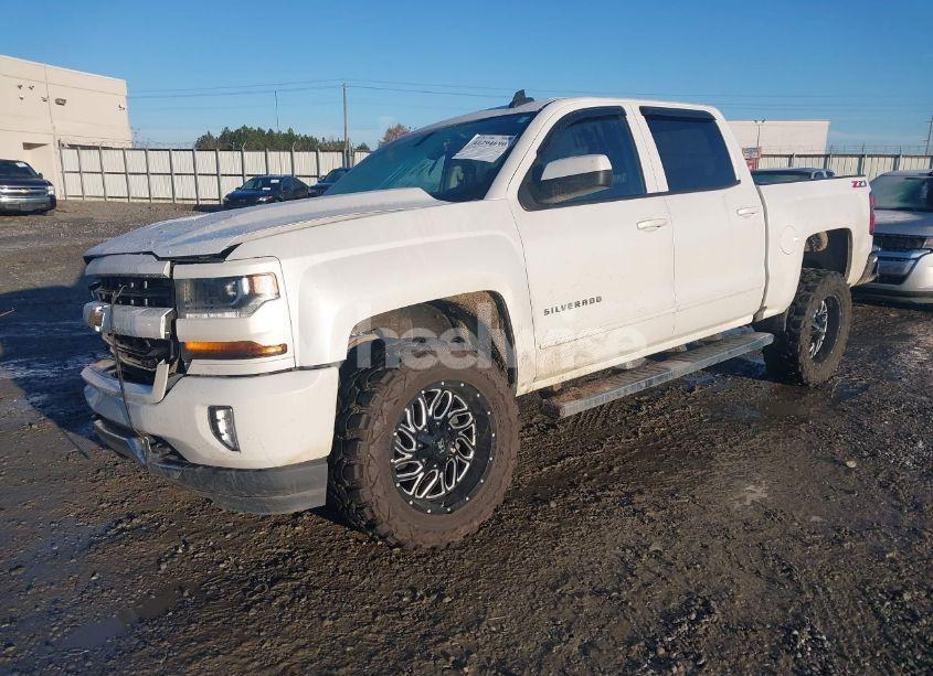 Photo 2 of 2018 Chevrolet Silverado 1500 2LT (VIN 3GCUKREC7JG502780)