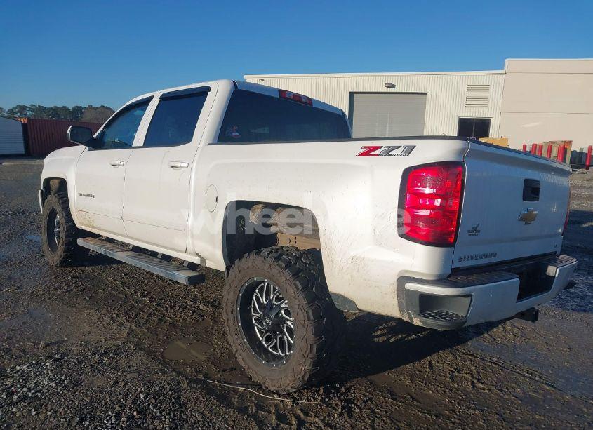 Photo 3 of 2018 Chevrolet Silverado 1500 2LT (VIN 3GCUKREC7JG502780)