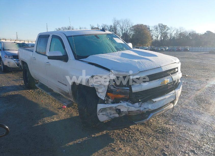 Photo 6 of 2018 Chevrolet Silverado 1500 2LT (VIN 3GCUKREC7JG502780)