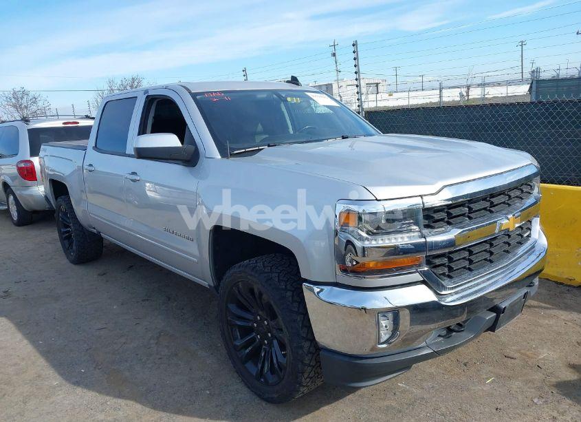 2018 Chevrolet Silverado 1500 LT (VIN 3GCUKREC7JG646975) main photo