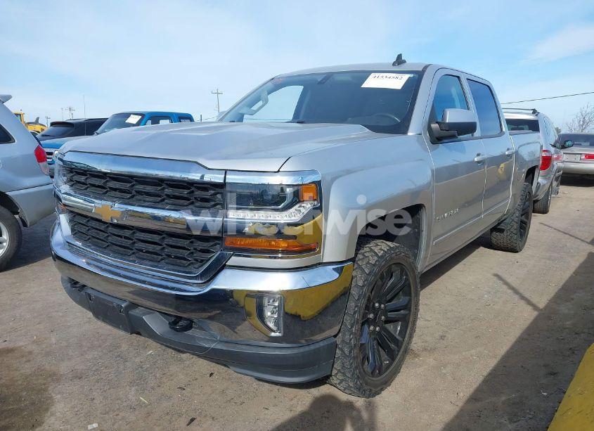 Photo 2 of 2018 Chevrolet Silverado 1500 LT (VIN 3GCUKREC7JG646975)