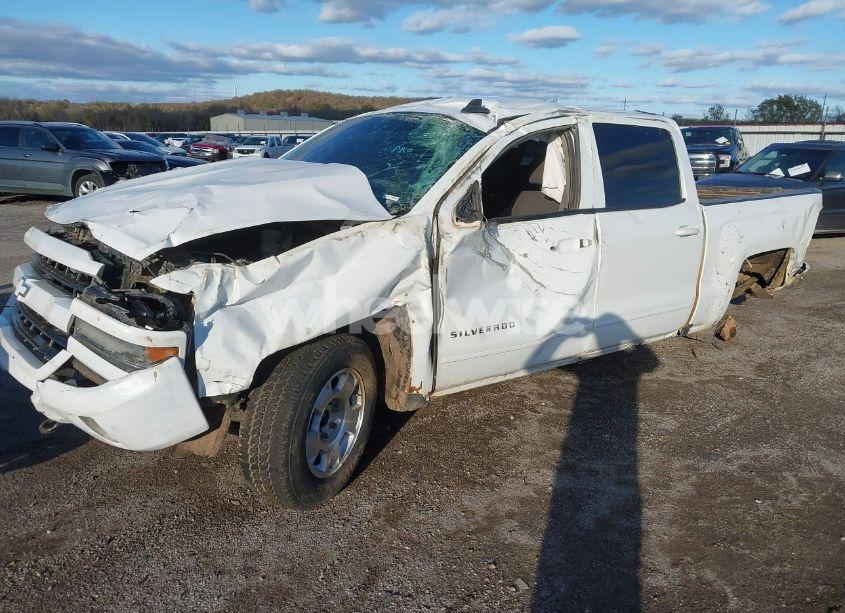 Photo 2 of 2016 Chevrolet Silverado 1500 2LT (VIN 3GCUKREC8GG325956)