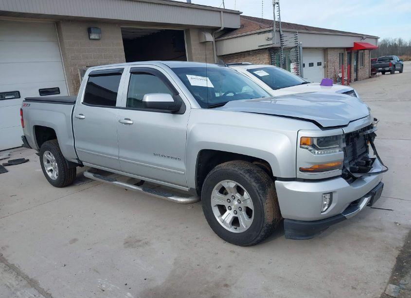 2017 Chevrolet Silverado 1500 2LT (VIN 3GCUKREC8HG163604) main photo