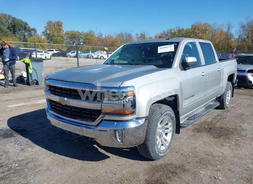 Photo 2 of 2017 Chevrolet Silverado 1500 1LT (VIN 3GCUKREC8HG300556)