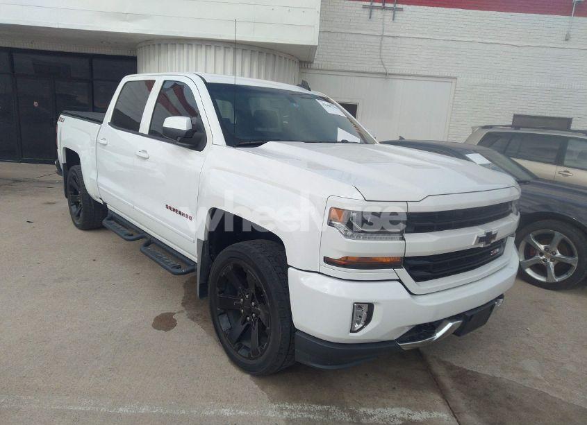 2018 Chevrolet Silverado 1500 2LT (VIN 3GCUKREC8JG110116) main photo