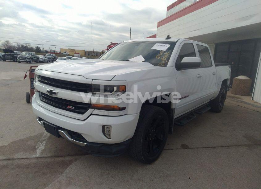 Photo 2 of 2018 Chevrolet Silverado 1500 2LT (VIN 3GCUKREC8JG110116)
