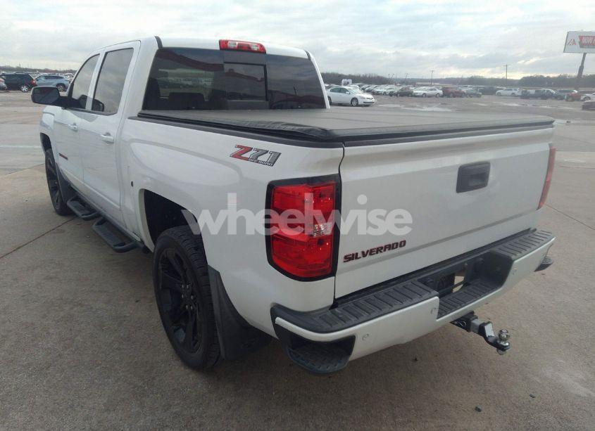 Photo 3 of 2018 Chevrolet Silverado 1500 2LT (VIN 3GCUKREC8JG110116)