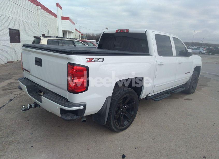 Photo 4 of 2018 Chevrolet Silverado 1500 2LT (VIN 3GCUKREC8JG110116)