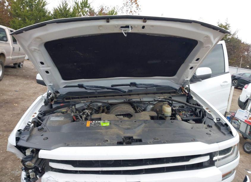 Photo 10 of 2018 Chevrolet Silverado 1500 2LT (VIN 3GCUKREC8JG210037)