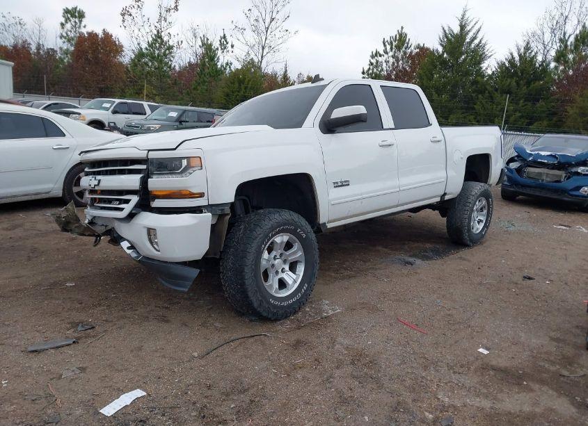 Photo 2 of 2018 Chevrolet Silverado 1500 2LT (VIN 3GCUKREC8JG210037)