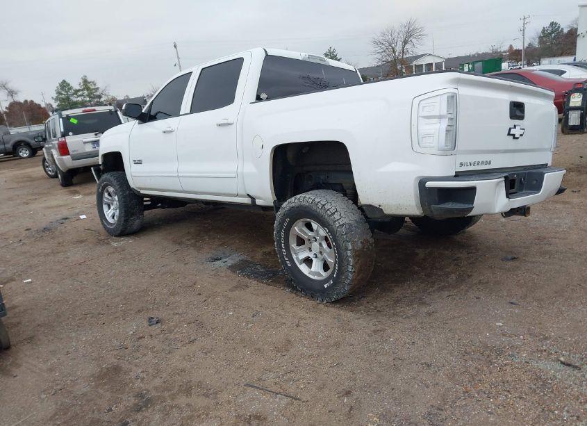 Photo 3 of 2018 Chevrolet Silverado 1500 2LT (VIN 3GCUKREC8JG210037)