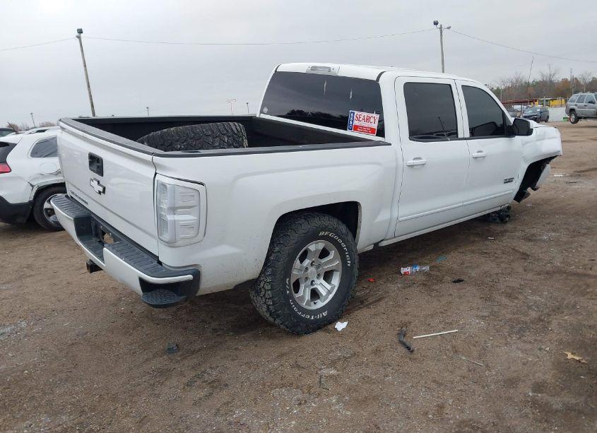 Photo 4 of 2018 Chevrolet Silverado 1500 2LT (VIN 3GCUKREC8JG210037)