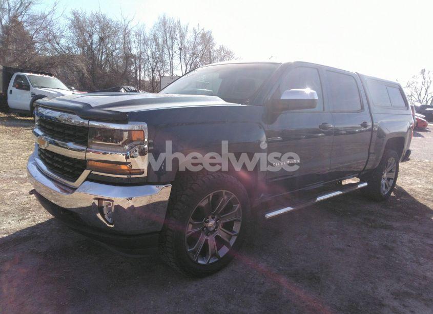 Photo 2 of 2018 Chevrolet Silverado 1500 1LT (VIN 3GCUKREC8JG463679)