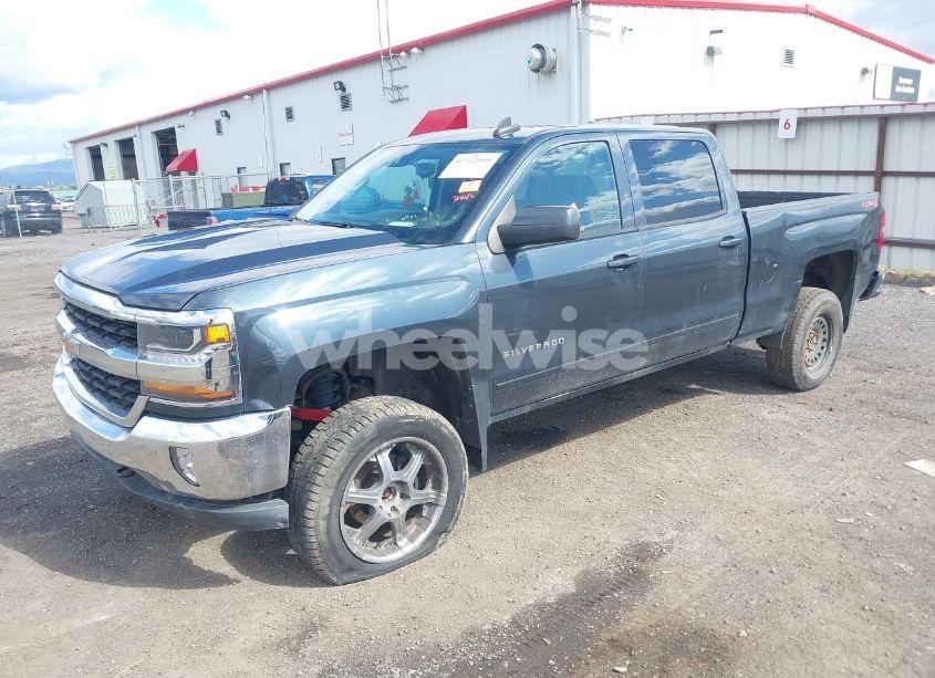 Photo 2 of 2018 Chevrolet Silverado 1500 1LT (VIN 3GCUKREC8JG552555)