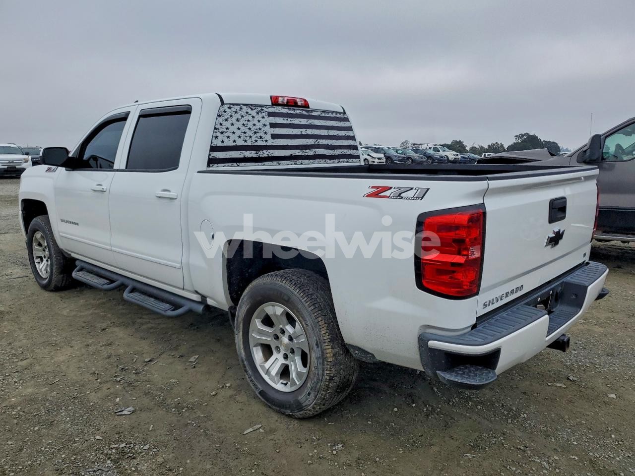 Photo 2 of 2018 CHEVROLET SILVERADO K1500 LT (VIN 3GCUKREC8JG590450)