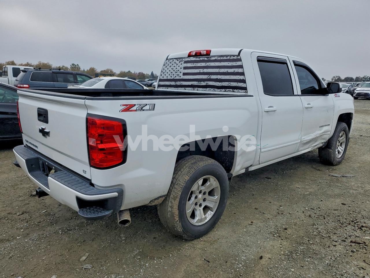 Photo 3 of 2018 CHEVROLET SILVERADO K1500 LT (VIN 3GCUKREC8JG590450)