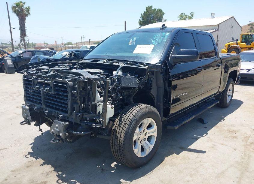 Photo 2 of 2018 Chevrolet Silverado 1500 2LT (VIN 3GCUKREC8JG647374)