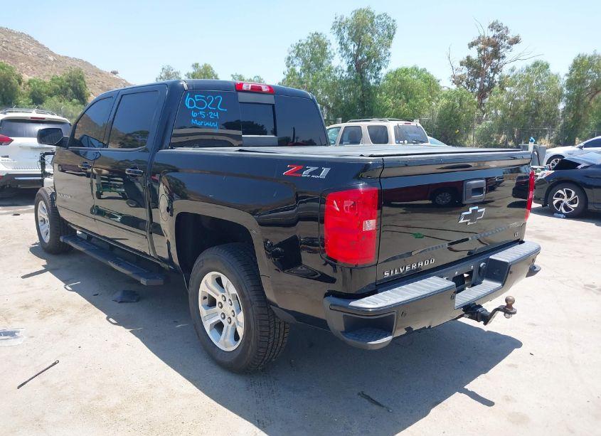 Photo 3 of 2018 Chevrolet Silverado 1500 2LT (VIN 3GCUKREC8JG647374)